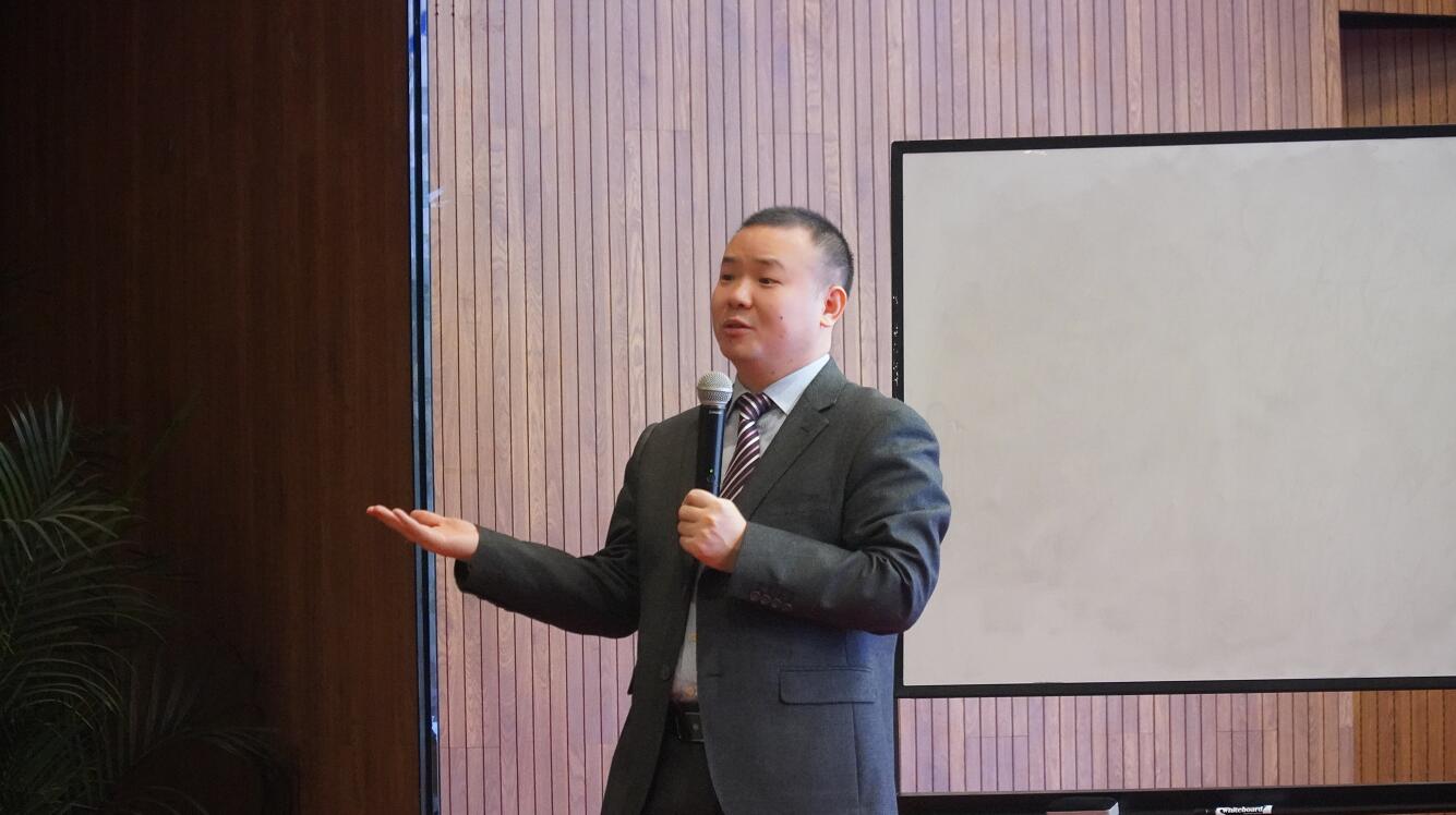 本次我们的主讲老师是蒋波老师 蒋波 中国劳动争议处理专业委员会理事 重庆市劳动用工风险管理专家委员会主任 劳动法律法规权威专家 中国企业用工法律风险系统解决第一人 安安法务咨询集团总裁 