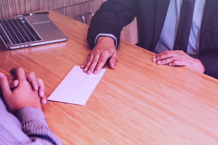 被公司开除的员工，找不到工作还能回来要公司赔偿！仲裁：应该赔