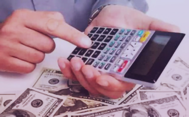 员工上班打瞌睡门牙磕掉两颗，公司要面临近10万赔偿？太惨了