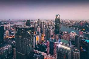 延迟复工期间工资应该这样计算，公司不发能否要求赔偿？